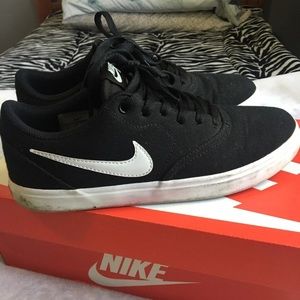 Black & White Nike SB